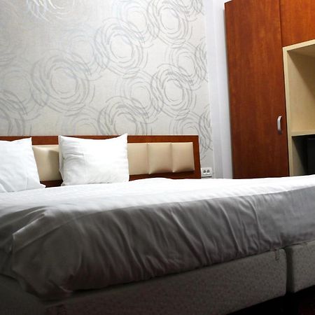 Kosher Hotel Lev Or Bucharest Exterior photo